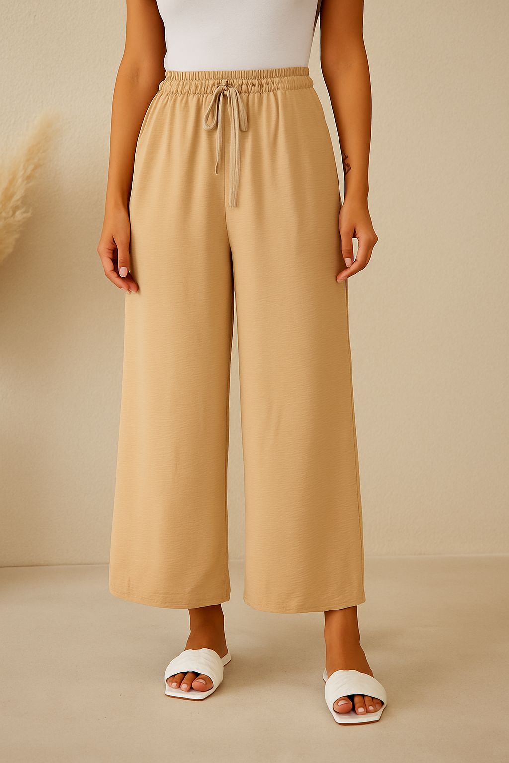 Pantaloni bej largi cu talie elastică – stil relaxat