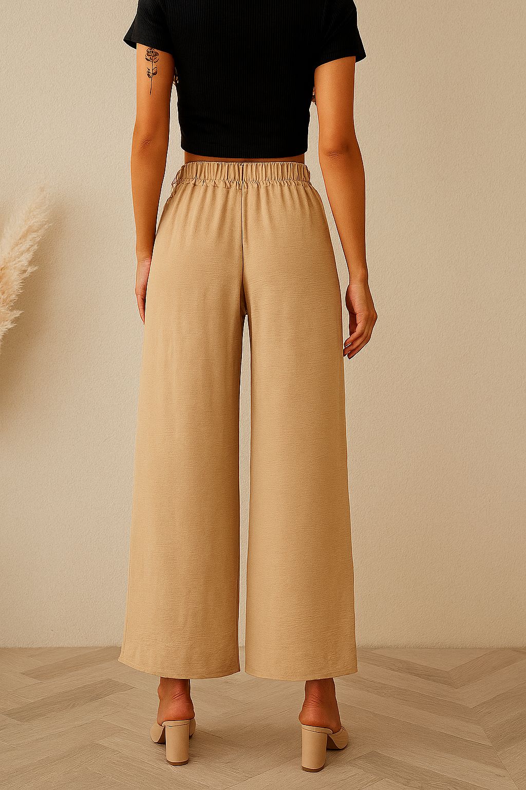Pantaloni bej largi cu talie elastică – stil relaxat