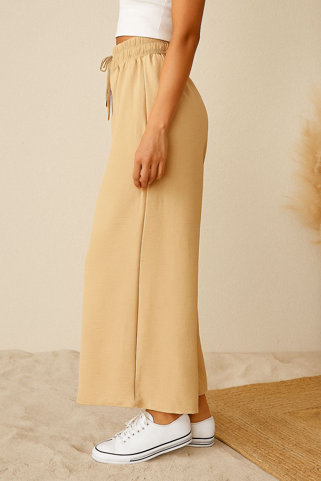 Pantaloni bej largi cu talie elastică – stil relaxat