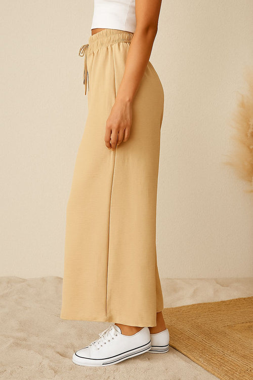 Pantaloni bej largi cu talie elastică – stil relaxat